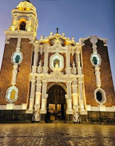 eine große Kirche mit einem Kreuz darauf in der Unterkunft Glamping Lagoon in Tlaxcala de Xicohténcatl