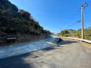 an empty road on the side of a hill at ぽつんとオーシャンビューでバーベキューも出来る1日1組貸切宿カゴヤブハウス in Otsuki