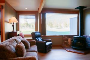 a living room with a couch and a fireplace at Golf Condo 095 in Black Butte Ranch