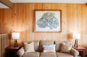 a living room with a couch and two lamps at Country House 071 in Black Butte Ranch