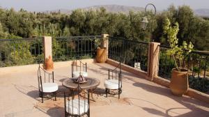 Riad Jardin des Orangers的阳台或露台