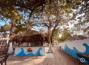 a building with a mural on the side of it at Paraiso Playa in Cartagena de Indias