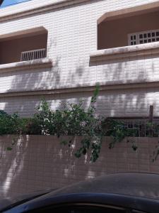 a white building with plants on top of a wall at Keur Fall Aéroport in Saint-Louis +10 photos