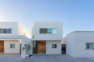 a white house with a courtyard at Casa Romina in La Paz