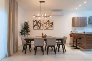a dining room with a table and chairs at Casa Romina in La Paz