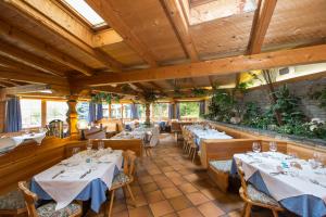 A restaurant or other place to eat at Hotel Chalet Olympia