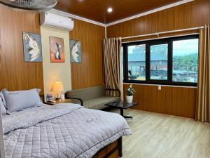 a bedroom with a bed and a window at Mộc Homestay - Mộc Châu in Mộc Châu