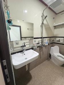 a bathroom with a sink and a toilet at Ninh Binh Friendly Hotel in Ninh Binh +13 photos
