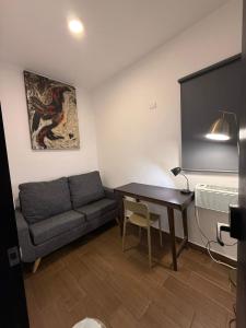 a living room with a couch and a desk at Suites Apodaca in Monterrey