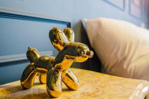 a statue of a cat sitting on a table at Maison Saint Lazare in Vernon