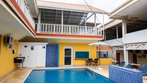 a swimming pool in a building with a balcony at Hotel HASA in Managua
