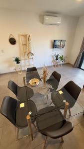 a dining room with a glass table and chairs at Pellegrini Apartments Mendoza !! Estupendos Departamentos con Cochera Privada cercanos a Parque Gral San Martin in Mendoza