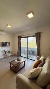a living room with a couch and a table at Pellegrini Apartments Mendoza !! Estupendos Departamentos con Cochera Privada cercanos a Parque Gral San Martin in Mendoza