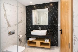 a bathroom with a sink and a mirror at Affordable Luxury Apartment in Nouaseur