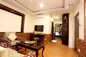 Uma televisão e/ou sistema de entretenimento em Dahlia Boutique Hotel