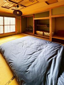 a bedroom with a large bed in a room at 海の見える一軒家7名二ツ岩 Arun別邸 in Abashiri