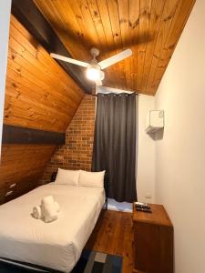 a bedroom with a bed and a ceiling fan at Pacific Motel Taree in Taree +40 photos