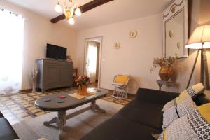 a living room with a couch and a table at Chez file in Séméacq-Blachon