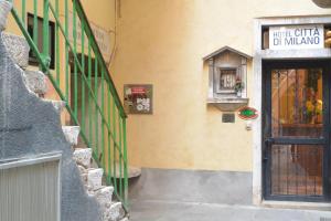 - un bâtiment avec une porte et un panneau dans l'établissement Hotel Città Di Milano, à Venise