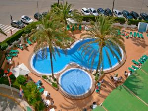 an overhead view of a swimming pool with palm trees at AR Roca Esmeralda & SPA Hotel in Calpe