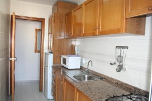 Kuchnia lub aneks kuchenny w obiekcie Apartamentos Esmeralda Unitursa