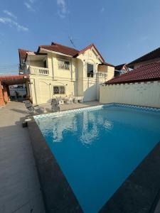 a large blue swimming pool in front of a house at 5BR Private Pool in Jomtien Beach