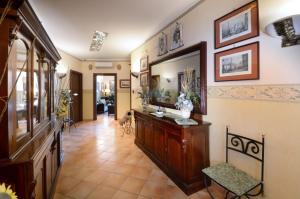 einen Flur eines Hauses mit einem Waschtisch und einem Spiegel in der Unterkunft Pinto-Storey Hotel in Neapel