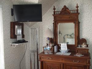 a room with a dresser with a mirror and a television at The Silk Pincushion in Golden +42 photos