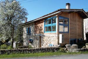 Roquefixade的住宿－森特馬丁度假屋，一座带蓝色窗户的小石头房子