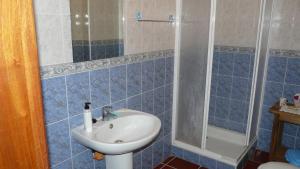 y baño de azulejos azules con lavabo y ducha. en Casa Vale Florido, en Alvorge 28 fotos más