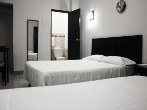 Rúm í herbergi á Jer`s Hostal