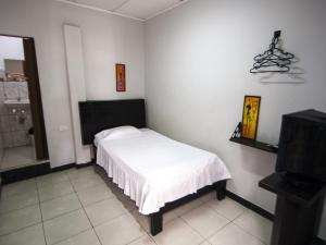 Rúm í herbergi á Jer`s Hostal
