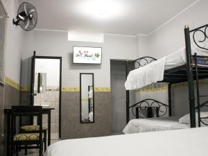 Rúm í herbergi á Jer`s Hostal