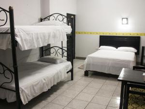 Rúm í herbergi á Jer`s Hostal