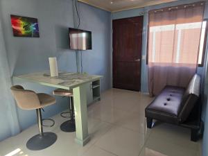 a room with a desk and a chair and a table at Apartamento DesCANsO #3 in Comunidad