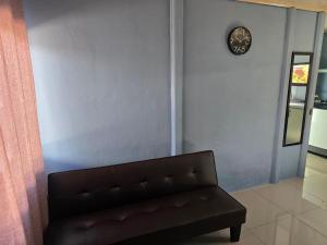 a living room with a couch and a clock on the wall at Apartamento DesCANsO #3 in Comunidad
