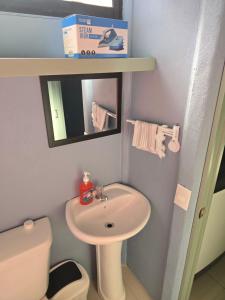 a small bathroom with a sink and a toilet at Apartamento DesCANsO #3 in Comunidad