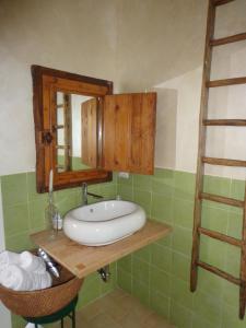 A bathroom at Agriturismo Sorgente di Luna Még 37 kép