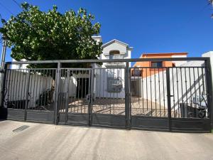 ein Metalltor vor einem Haus in der Unterkunft Loft B in Mexicali