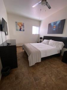 ein Schlafzimmer mit einem großen Bett und einem Fernseher in der Unterkunft Loft B in Mexicali