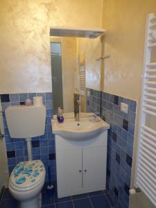 A bathroom at Agriturismo Sorgente di Luna