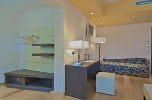 a living room with a desk and a chair at Zen Hotel Versilia in Marina di Pietrasanta