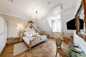 a bedroom with a white bed and a glass table at Das Holland in Kapfenstein