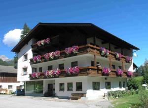 a building with flowers on the side of it at Zugspitz-Arena Fewo Haus Schachtkopf in Biberwier