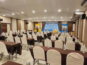 a conference room with tables and chairs and a screen at Bu-Gaan Sukhothai Village in Sukhothai +39 photos
