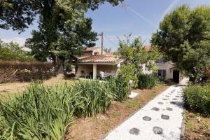 a house with a pathway in front of a yard at Gîte les mésanges in Castres