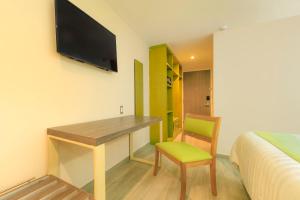 a bedroom with a desk and a chair and a bed at Collection O Hotel Paris FC, Veracruz in Veracruz +41 photos