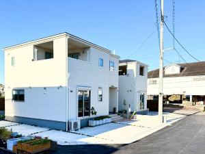 a house is being built in a parking lot at The ITO 伊藤 in Abiko