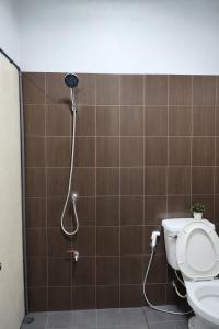 a bathroom with a shower with a toilet at Krabicenterhome in Ban Tha Nun