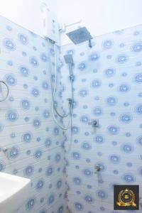 a bathroom with a shower with blue swirls at Triple W in Watta
